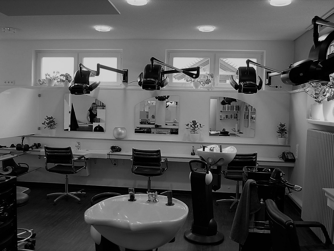 Innenansicht des Salons Manger mit Bedienplätzen, Spiegeln und Trockenhauben