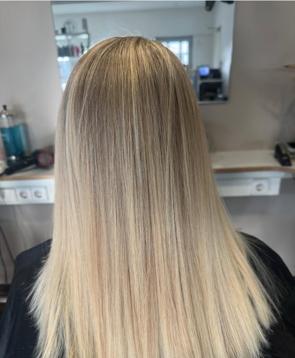 Nachher: helles Blond bis in den Ansatz, glatt gefönt